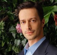 Cine este și câți ani are Feyyaz Şerifoğlu, protagonistul noului serial turcesc "Fata de la fereastră"! Iată cu cine este căsătorit celebrul actor
